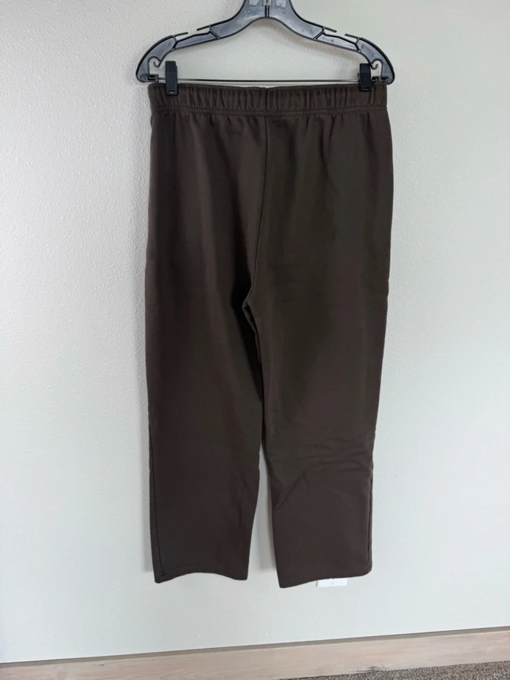 ALO Yoga Straight Leg Pants in Dark Brown